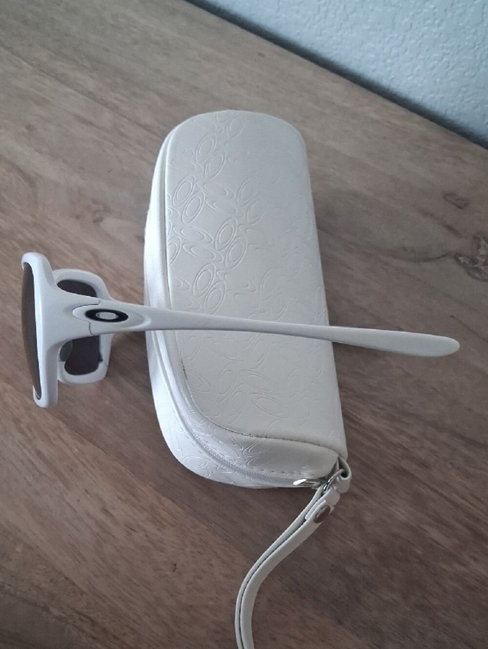 Oversized White Women's Sunglasses with Matching Case - Picture 2 of 5